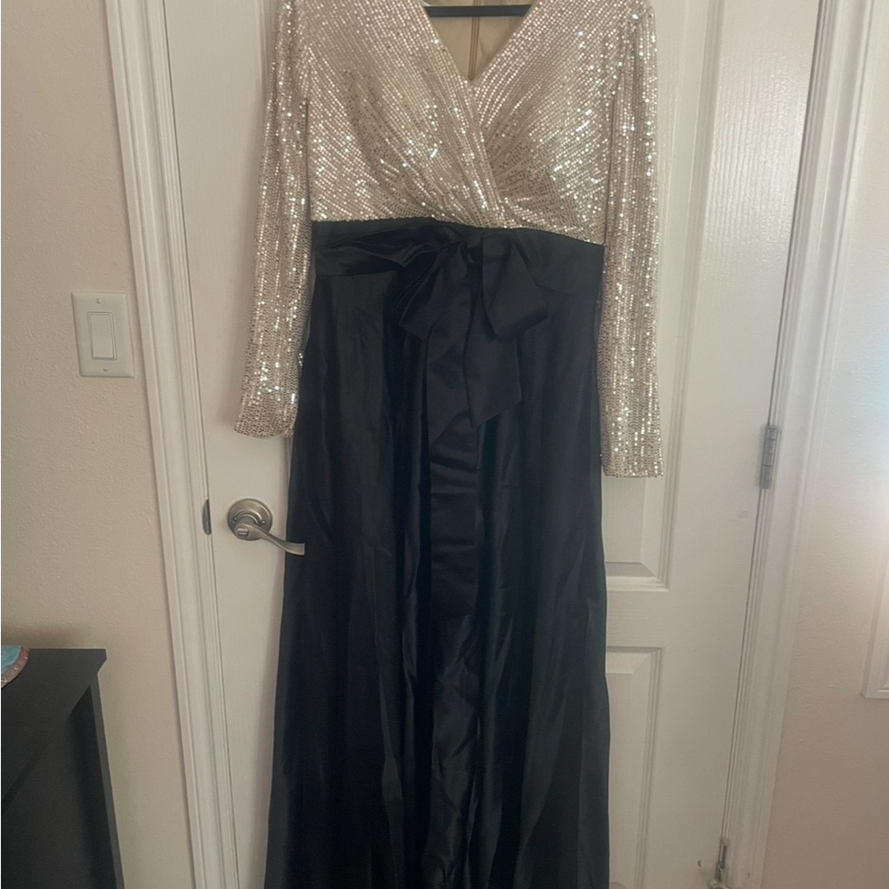 Elegant Sequin Long Sleeve Dress - Black and Gold